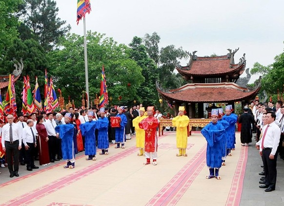 Thành kính dâng hương Quốc Tổ Lạc Long Quân và Tổ Mẫu Âu Cơ

